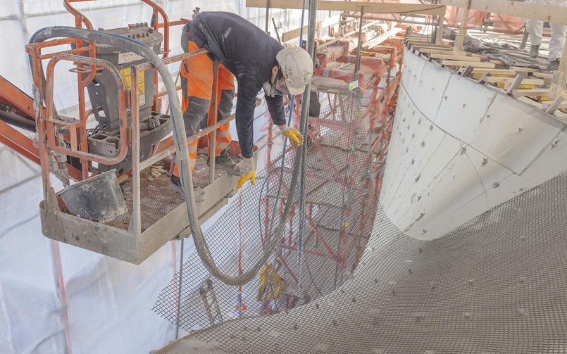 De 'twist' is ter plaatse vervaardigd. Vanuit een hoogwerker wordt het wapeningsnet van koolstof geplaatst (foto: Stefan Gröschel)