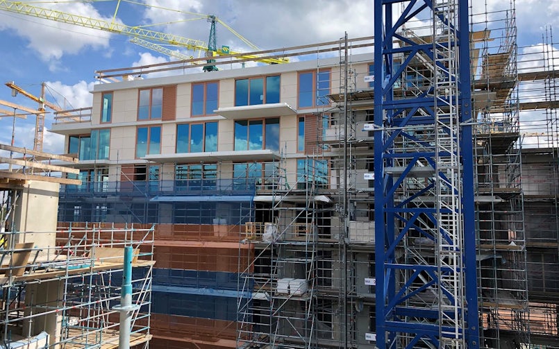 Er waren extra steigers en zwaarder materieel nodig om de grote balkonplaten volgens het beoogde ontwerp te kunnen bevestigen en stellen (foto: Bas Wurth)