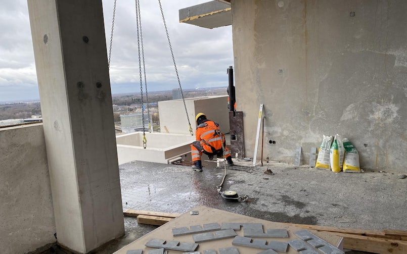 Voor een speels effect in de gevel worden sommige boombakken lager geplaatst (foto: Stam + De Koning)