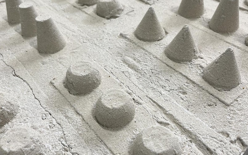 Proefmodel met figuurtjes gedrukt in kinetisch zand – als test voor textuurvorming. (foto: Tektoniek)