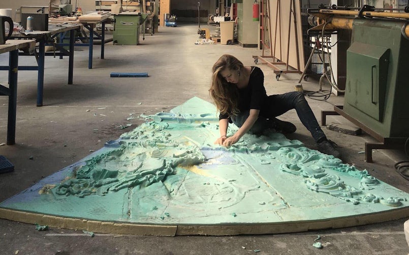 De verschillende rubber afgietsels worden gecombineerd tot de mal voor Echo (foto: Nynke Koster)