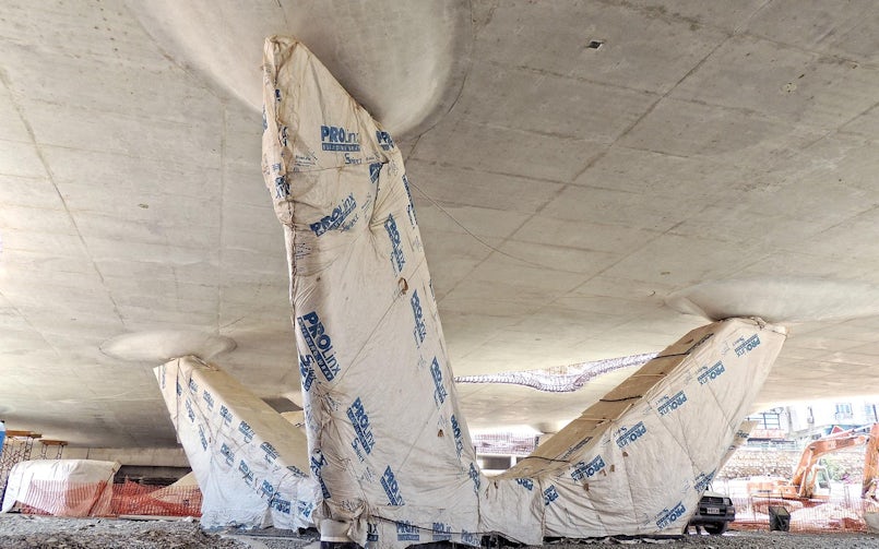 Na ontkisten worden de kolommen goed beschermd. Goed zichtbaar hier de bolvorm aansluiting op de kolom (foto: Pavlos Zenonos & Sons Ltd)