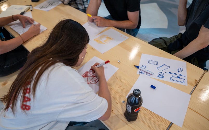 Brainstorm, discussie en vooral veel tekenen om elkaar goed te begrijpen. Ontwerp in ontwikkeling (foto: bureaubakker)