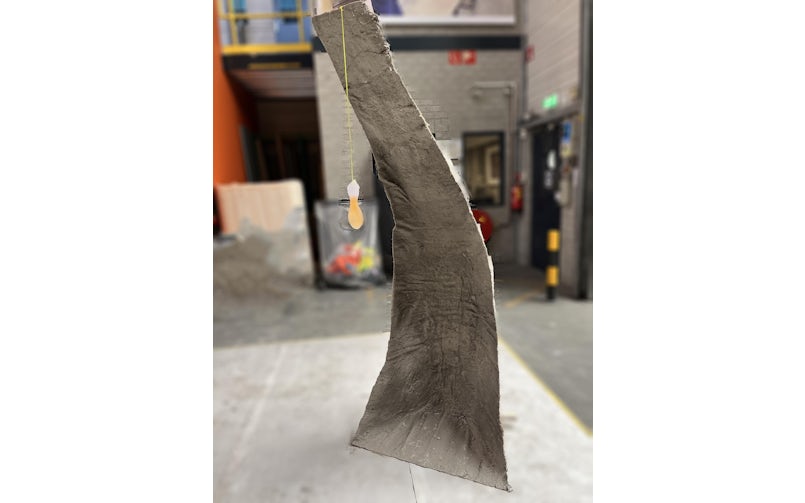 Tentsegment met zitting gemaakt van lappen jute gedrenkt in beton en op een textiele mal aangebracht (foto: Tektoniek)