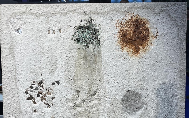 Materiaaltest met verschillende ingegoten metalen en hun reactie in beton. (foto: Tektoniek)