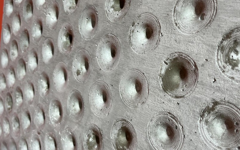 Omgekeerd effect: kleine pinnetjes in de bekisting zorgen voor een patroon van ronde uitsparingen. (foto: Tektoniek)