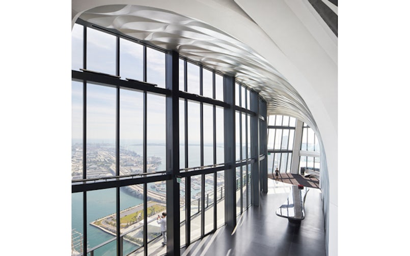 Vanuit de skylounge met zijn verdiepingshoge ramen is er een adembenemend uitzicht over de baai (foto: Hufton+Crow)