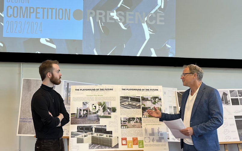 Eervolle vermelding voor Playground of the Future - in ontvangst genomen door Brent Thomassen - jurylid Pim Peters, IMd raadgevende ingenieurs