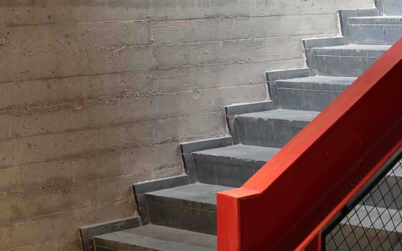 In het oude gedeelte van het gebouw is beton gebruikt met een lattenbekisting, wat zorgt voor een karakteristieke textuur. (Foto: Sebastian van Damme)