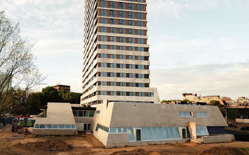 De oorspronkelijke Bunker is volledig opgeknapt. De nieuwe toren oogt lichter door de versmallende horizontale stroken naarmate de hoogte toeneemt. (Foto: Sebastian van Damme)