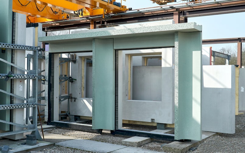 De groene betongevel is op de kopse kanten gepolijst. De afgeronde hoeken naar de kozijnen toe zijn goed zichtbaar (foto: Byldis, Danny Fiers)