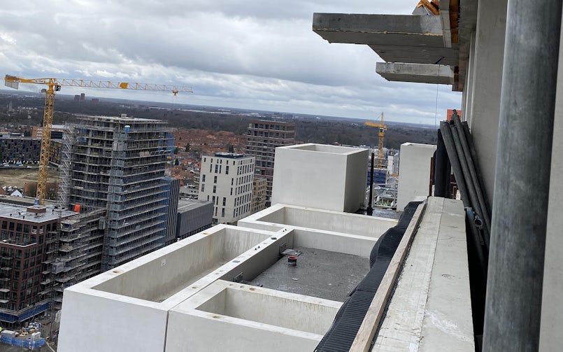De boombakken worden na het stellen van de balkonuitkraging geplaatst (foto: Stam + De Koning)
