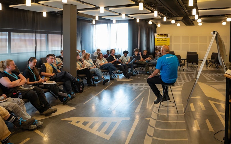 Discussie en brainstorm als start van de Masterclass – om grip te krijgen op de techniek van het 3D-betonprinten en de ideeën te stimuleren (foto: bureaubakker)