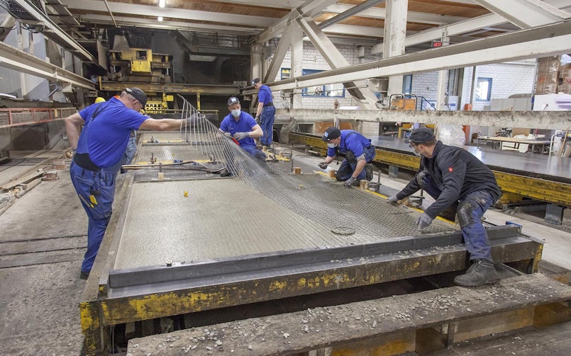 De 'cube' is in een prefab betonfabriek vervaardigd. Dunne lagen gespoten beton worden afgewisseld met wapeningsnetten van koolstof (foto: Stefan Gröschel)
