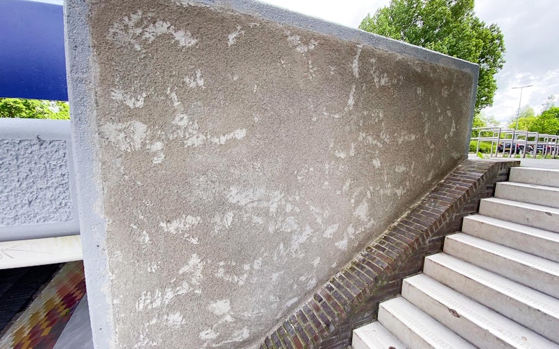 Een proefvlak laat zien dat de pleisterlaag met mosbeton succesvol toegepast wordt. In de plaats van kale verf vergt dit bioreceptief beton geen onderhoud en zal met de tijd begroeid worden met mossen (foto: Respyre)