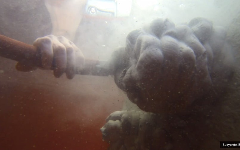 Momenteel onderzoekt hij Buoycrete, een uitvinding van Boskalis van beton met een gelijk soortelijk gewicht als water waardoor het blijft ‘hangen’ waar het aangebracht is (foto: Boskalis)