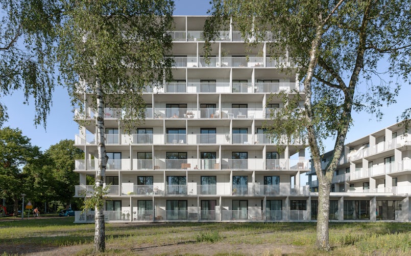 De verspringende smalle en brede beuk tussen de penanten van wit beton geven de gevel van complex N een speels aanzicht (foto: Marcel van der Burg)