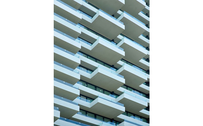 De kistzijde van de betonelementen voor de balkons bevond zich aan de onderkant, wat zorgt voor een superstrak beeld (foto: Studio Hans Wilschut)