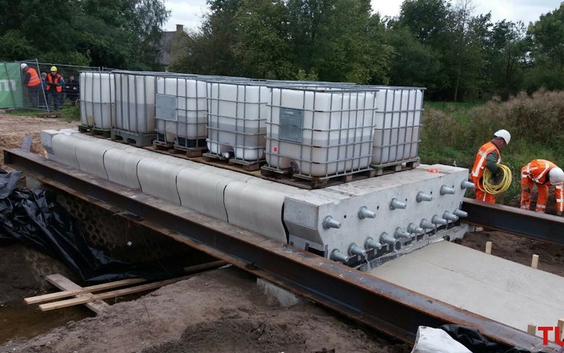 De fietsbrug in Gemert werd naast tests op de TU Eindhoven, ook  nog eens ter plekke proefbelast voordat deze in gebruik genomen mocht worden (foto: TU Eindhoven)