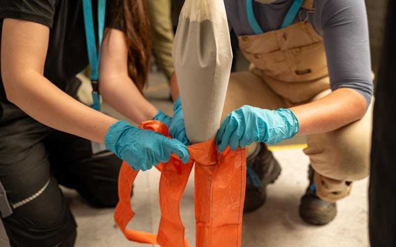 Het gieten van betonmengsel in smalle tubes (foto: bureaubakker)