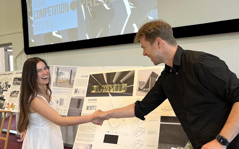 Derde prijs Skycrete - in ontvangst genomen door Melati Veerman - felicitatie door jurylid Arjen Ketting, MVRDV