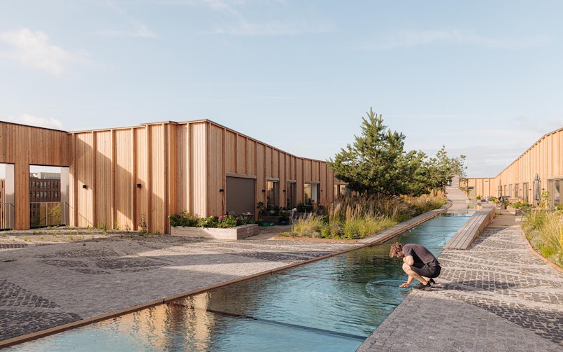 Op het dak kleine tuinen voor de appartementen, die direct aansluiten op de gemeenschappelijke daktuin (foto: Emile Hoens)