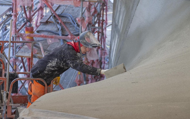 Ook het spuiten van het beton en het afwerken daarna gebeurt vanuit een hoogwerker (foto: Stefan Gröschel)