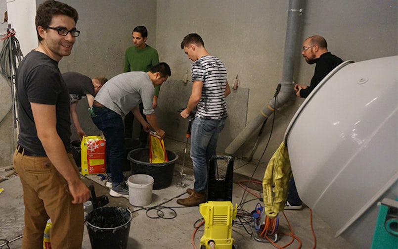 studenten-mengen-en-gieten-betonexperiment