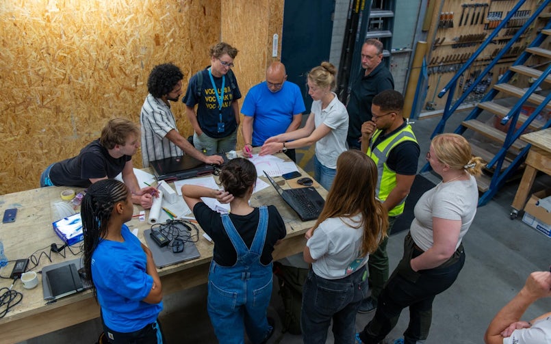 De tutoren Siebe Bakker en Camilla en de 3D-betonprint-expert Jonathan bespreken de ontwerpen (foto: bureaubakker)