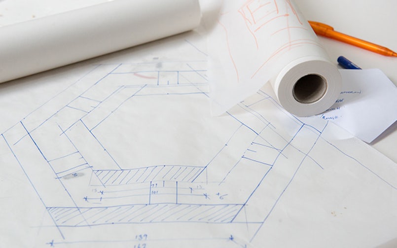 Technische bouwtekening op kalkpapier – voorbereiding van een schaalmodel in betonconstructie.