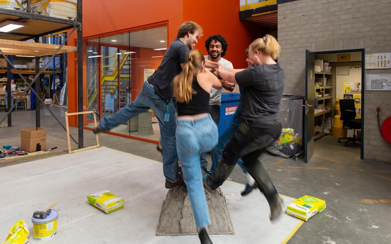 De eerste versie van een koepelvorm van jute gedrenkt in beton wordt getest (foto: bureaubakker)