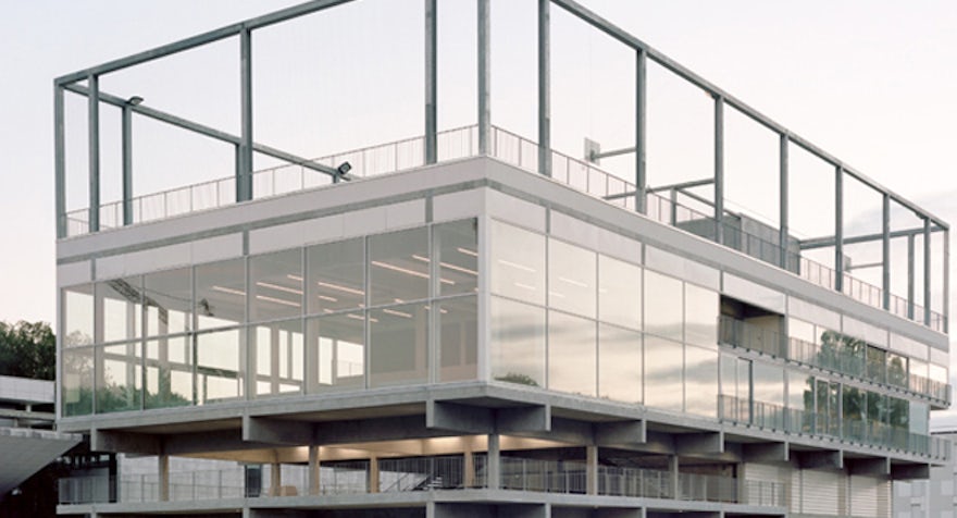 Transparant en openbouwconcept met betonnen vloerschijven — typische stijl van Studio Muoto