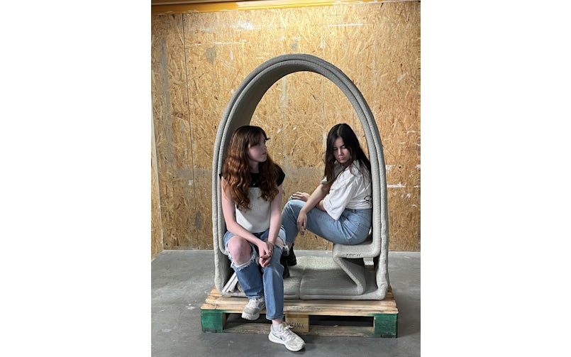 Sociale interactie met deze bushalte bevorderen, dit is een kind-formaat voor op het schoolplein (foto: Tektoniek)