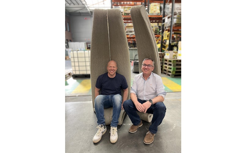 Twee internationale coördinatoren testen het zitgemak van het object (foto: Tektoniek)