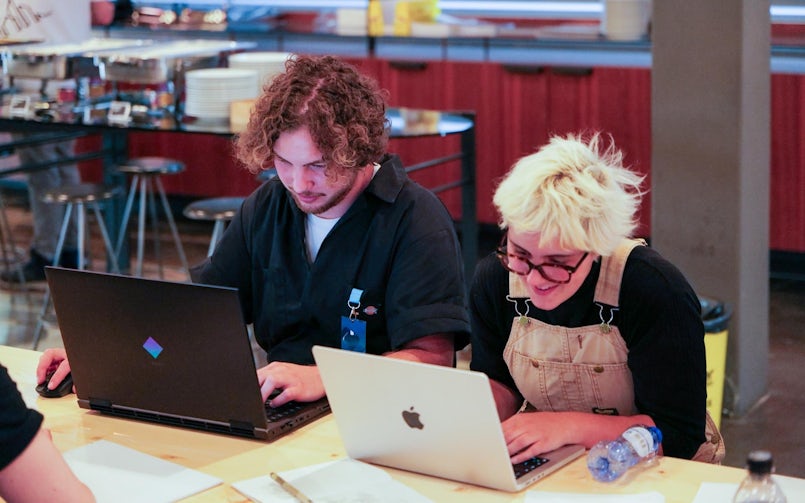 Geconcentreerd werken aan het maken van de ‘digital twin’ die input levert voor de 3D-betonprinter (foto: bureaubakker)