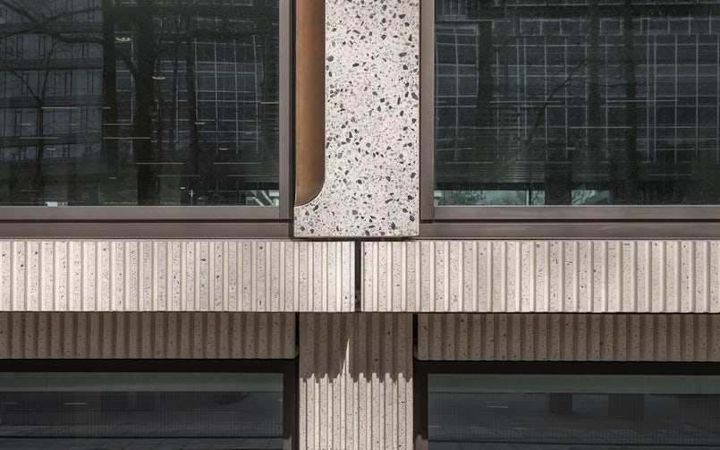 Het onderste gedeelte van de gevel zijn de kolommen en gevelbanden voorzien van cannelures als referentie naar de brutalistische, oude gevel (foto: Aiste Rakauskaite)