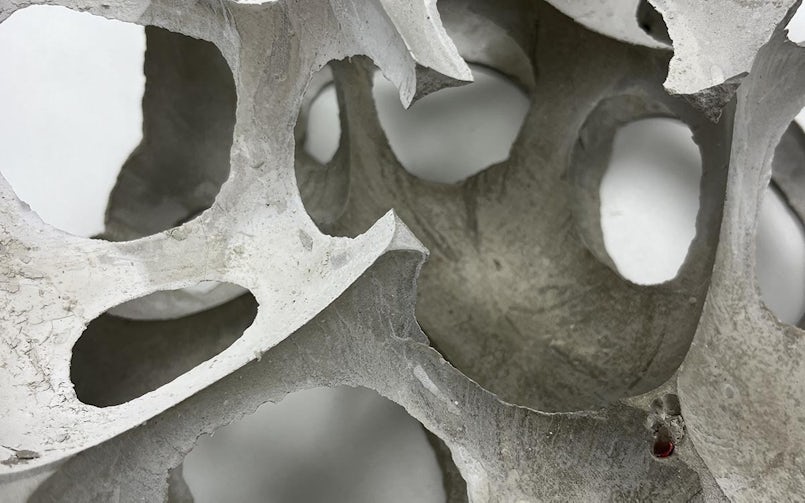 Plastic zakjes gevuld met lucht, water of zand vormen de holtes in het beton – soms met verrassend scherpe contouren. (foto: Tektoniek)