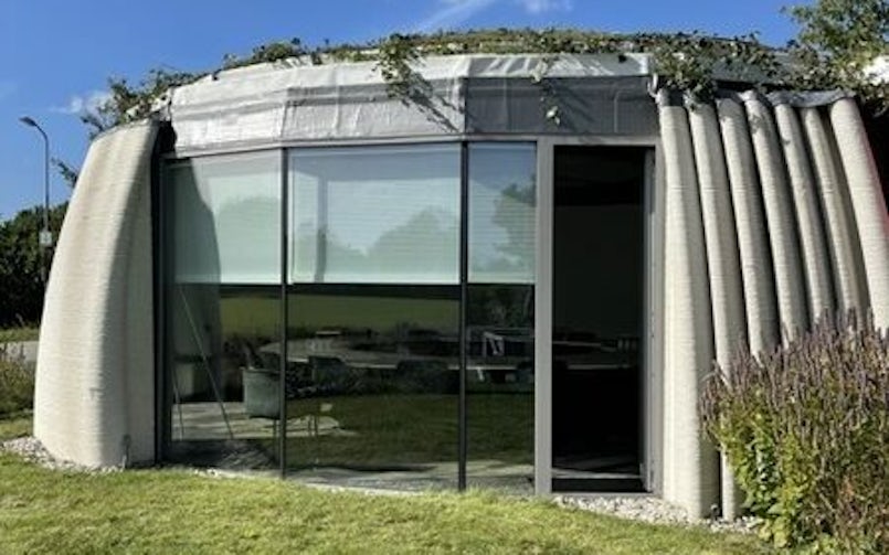 De vergaderfabriek is opgebouwd uit verdiepingshoge wandelementen die in één keer geprint zijn. Ze zijn geschakeld of worden onderbroken door een verdiepingshoog kozijn (foto: De Vergaderfabriek)