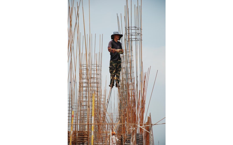 Betonvlechter op het project in Jiaxing, China (foto: MORE Architecture)