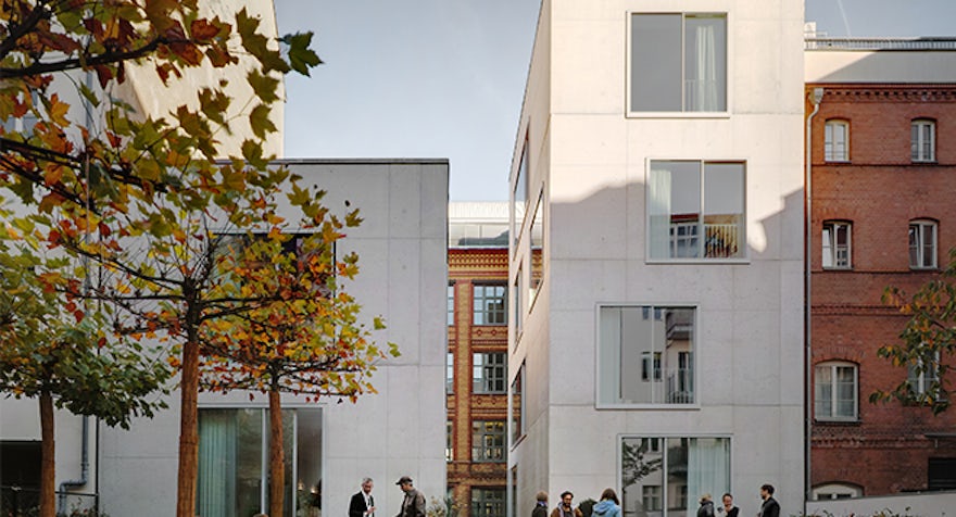 David Chipperfield | De vier volumes vormen een stedenbouwkundige eenheid met de bestaande bebouwing, maar wijken met de eigentijdse keuze voor schoonbeton af van het metselwerk. (Foto: Simon Menges)