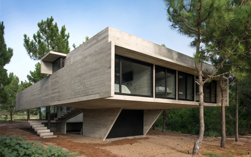 De vrijstaande villa kragt voor een groot deel uit boven de grond. (foto: Daniela MacAdden i.o.v. Luciano Kruk architecten)