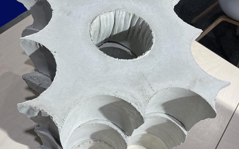 Ballonnen in de mal – langs de randen en in het midden – maken variatie in kolomdikte mogelijk. (foto: Tektoniek)