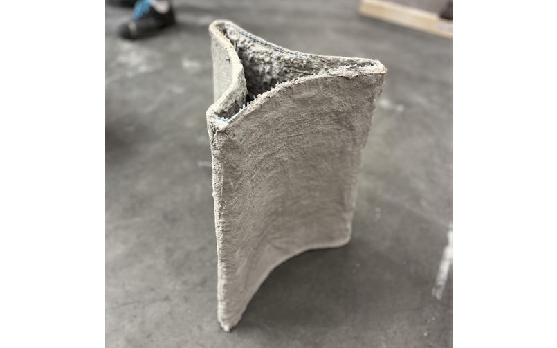 De kolom gemaakt van met beton gepleisterd textiel gaas (foto: Tektoniek)