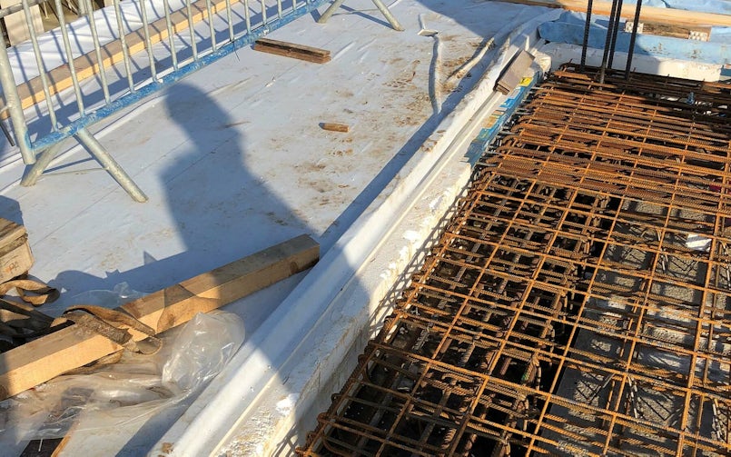 Met name op de plaatsen waar de vloeren van de appartementen aansluiten op de balkons, is flink meer wapening dan gebruikelijk aangebracht (foto: Bas Wurth)