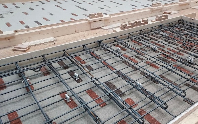 De steenstrips worden in een mal in patroon gelegd en afgevuld met zand voordat er een laagje beton overheen komt (foto: Marlies Rohmer)