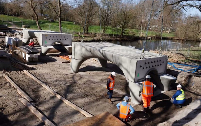 Deze brug is in een fabriek 3D geprint van beton en in delen naar locatie in Nijmegen gebracht (beeld: Summum Engineering)