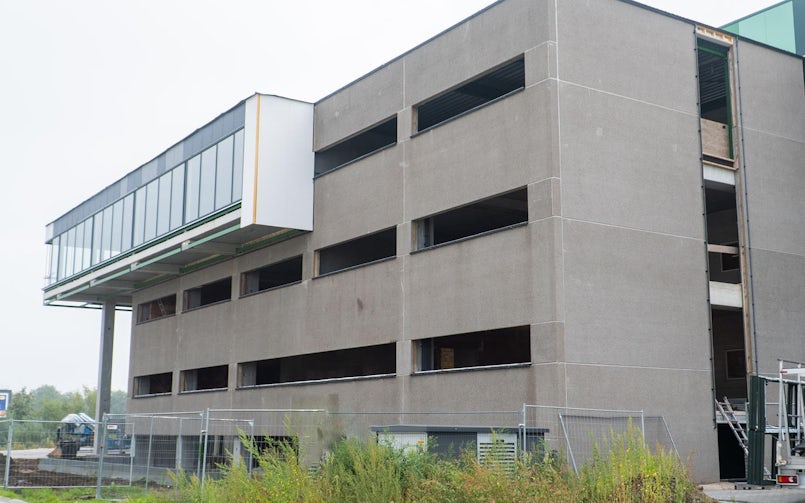 Dit gerenoveerde wooncomplex zal voorzien worden van een pleisterlaag met mosbeton" (Let op: dit onderschrift is identiek aan het eerste, vermoedelijk een herhaling.)