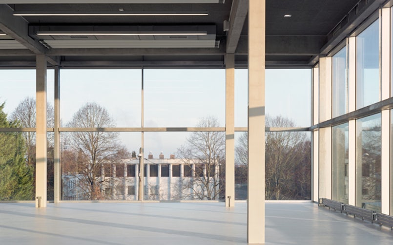 Doordat de gevels voornamelijk van glas zijn, is het op veel plekken in het gebouw niet direct duidelijk of je nu binnen of buiten bent. (foto: Maxime Delvaux)